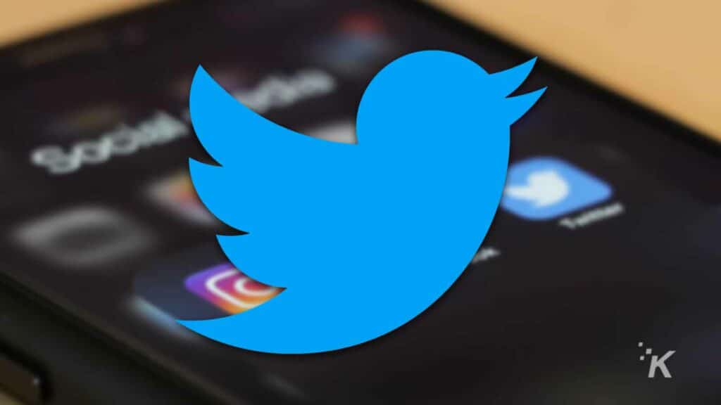 模糊背景上的 Twitter 徽標