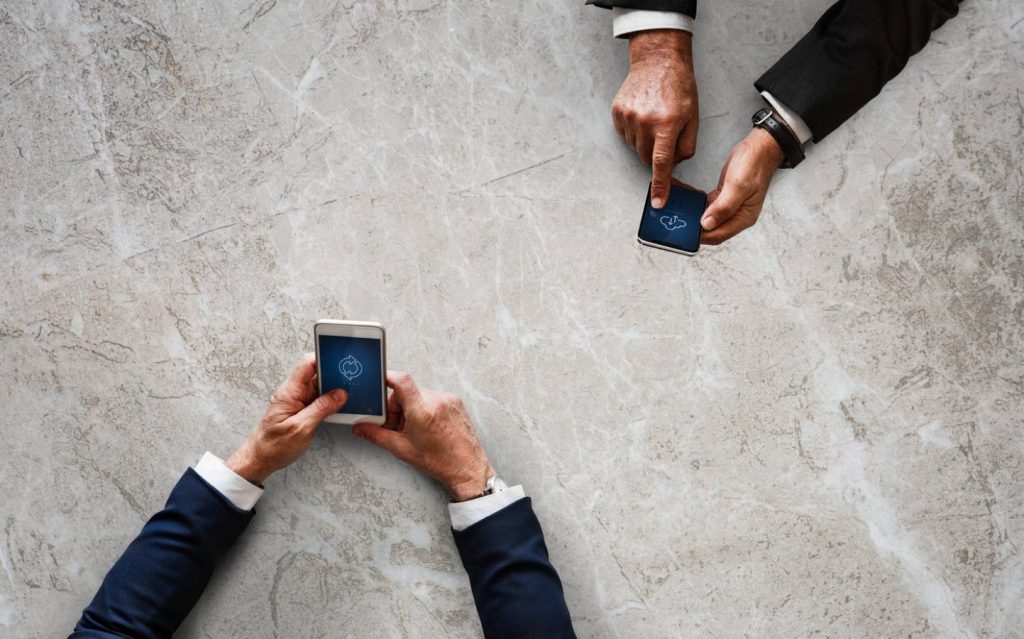 trasferimento dati persone che condividono informazioni sui telefoni