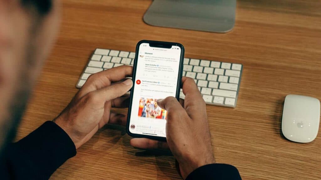 persona che legge notizie di disinformazione sul telefono