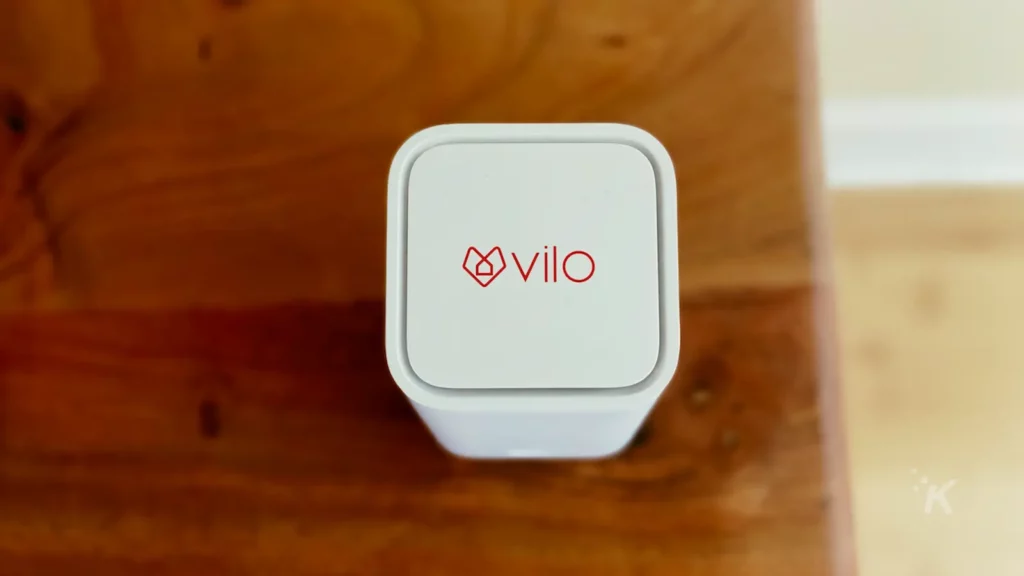 木製娛樂中心的 vilo 網狀路由器頂部
