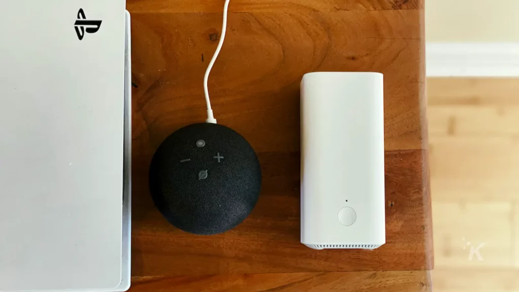 echo dot 和索尼 ps5 旁邊的 wifi 網狀路由器