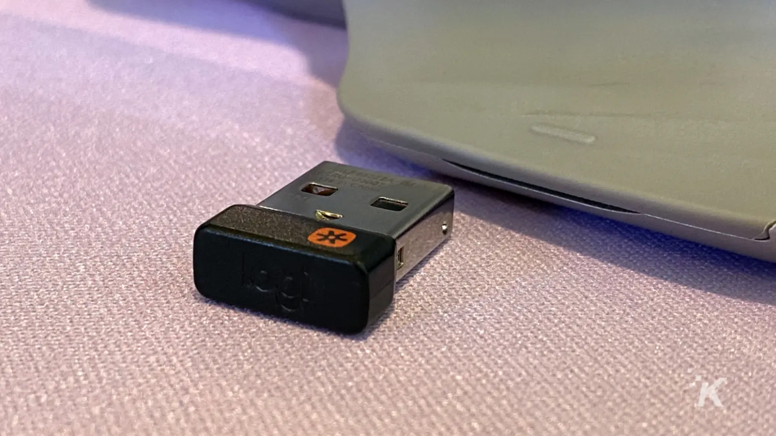 dongle logitech em um desktop