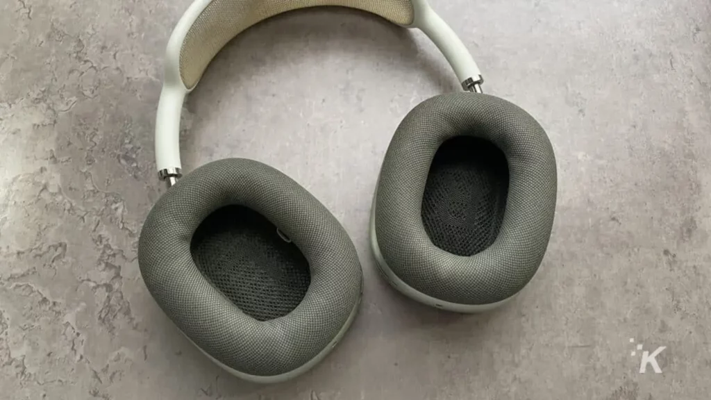 سماعات airpods max على الطاولة