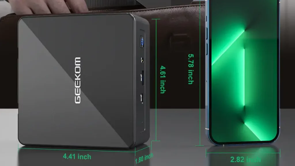 电话旁边桌子上的迷你 IT8 SE 电脑