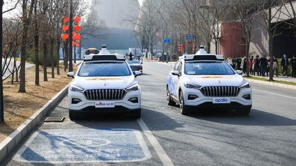 immagine di un'auto a guida autonoma baidu su strada