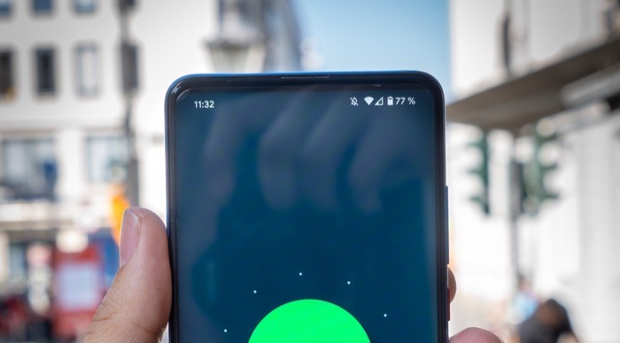 Средний процент заряда батареи смартфона Smartphone with moderate battery charge