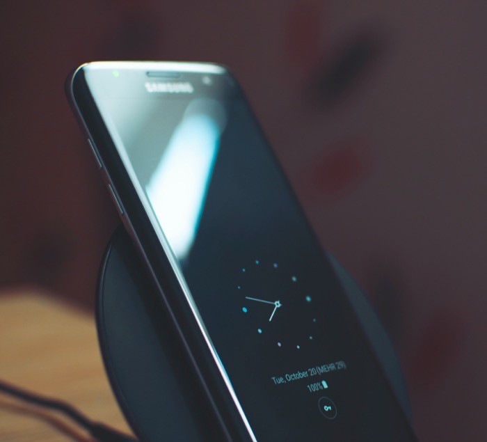 Зарядка смартфона в режиме ожидания Smartphone on idle charging