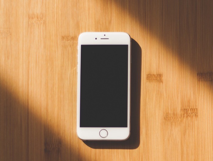 开放空间中的 iPhone Letting iPhone in open space