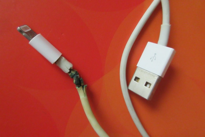 beschädigtes Lightning-Kabel damaged Lightning cable