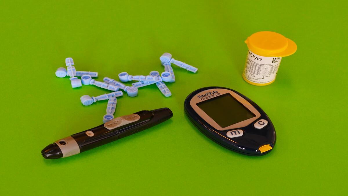 グルコメーター How to check blood sugar at home with a glucometer