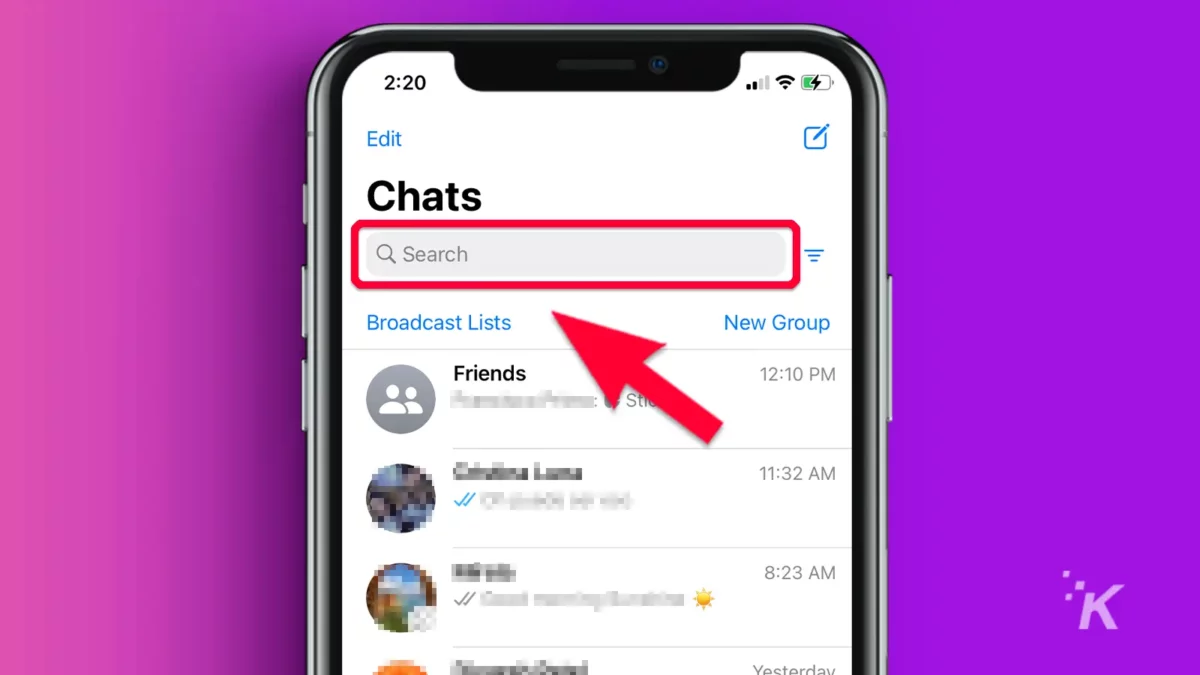 검색 탭을 가리키는 화살표가 있는 WhatsApp 모바일 - 보라색 배경