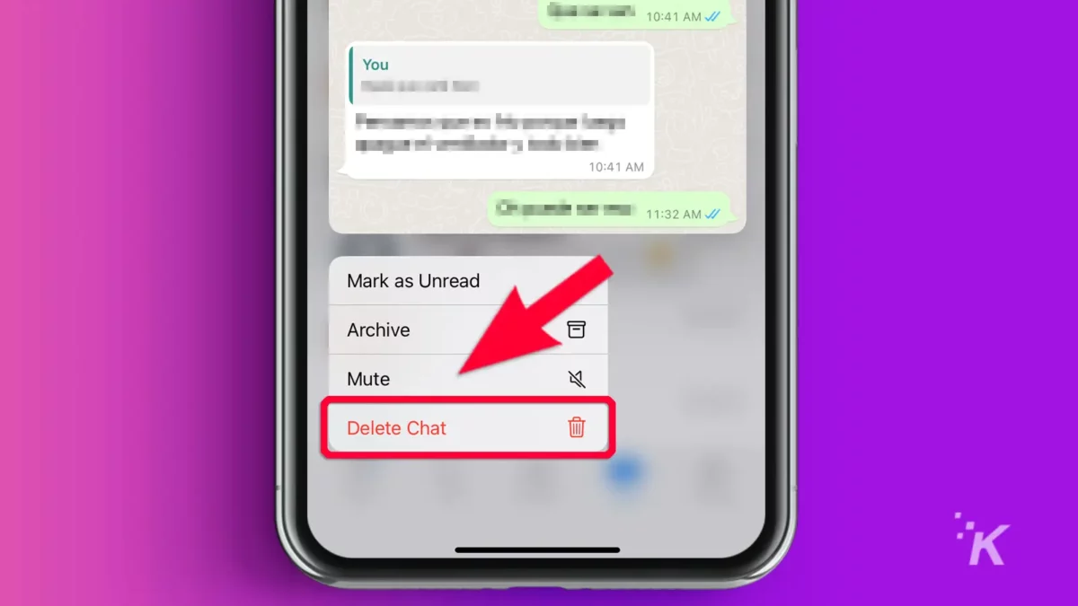 채팅 탭 삭제를 가리키는 화살표가 있는 WhatsApp 모바일 - 보라색 배경