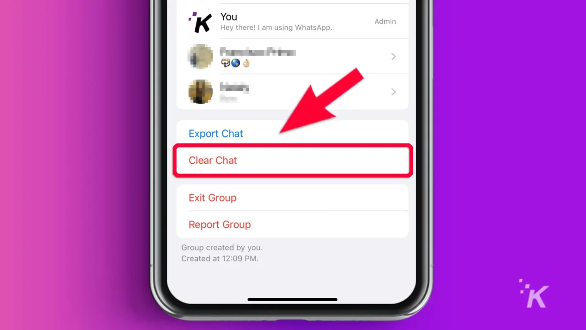 채팅 탭 지우기를 가리키는 화살표가 있는 WhatsApp 모바일