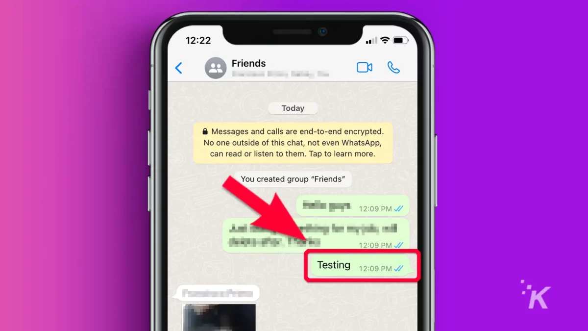 보라색 배경의 WhatsApp 모바일에서 메시지를 가리키는 화살표