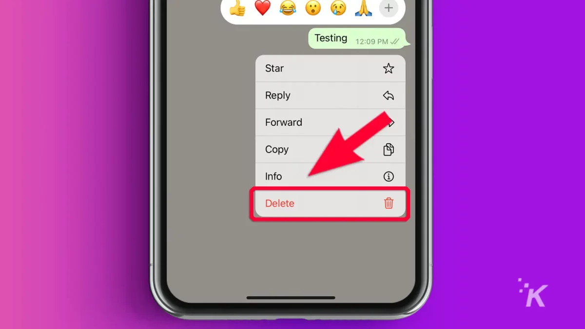 보라색 배경이 있는 WhatsApp 모바일에서 삭제를 가리키는 화살표