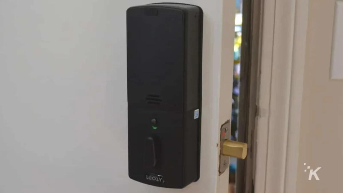 白いドアのLockly Vision Eliteドアロック