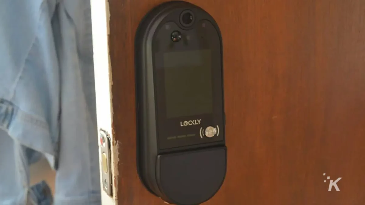 木製ドアのLockly Vision Eliteドアロック