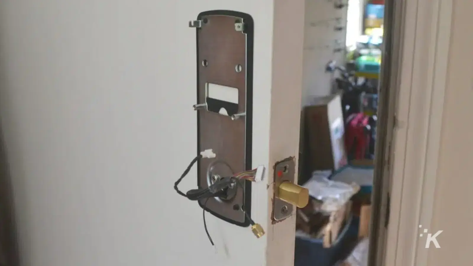 Lockly Vision Elite ドア ロック ホワイト ドアのワイヤーが露出している