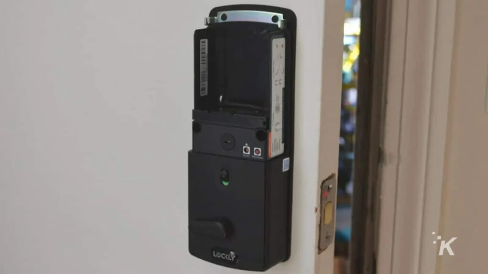 カバーを外した白いドアの Lockly Vision Elite ドアロック