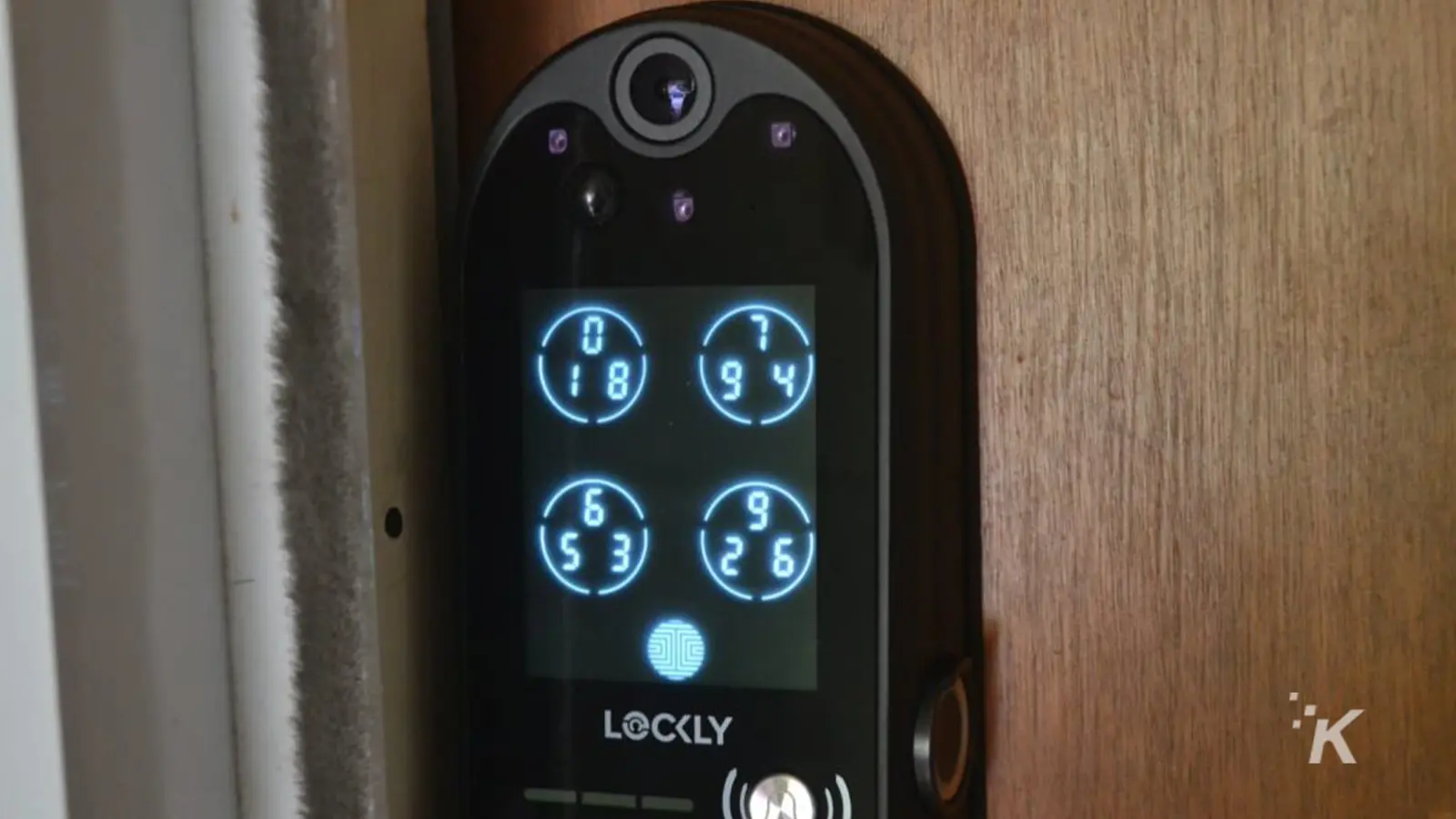 Pin Genie を示す Lockly Vision Elite ドアロックのクローズアップ