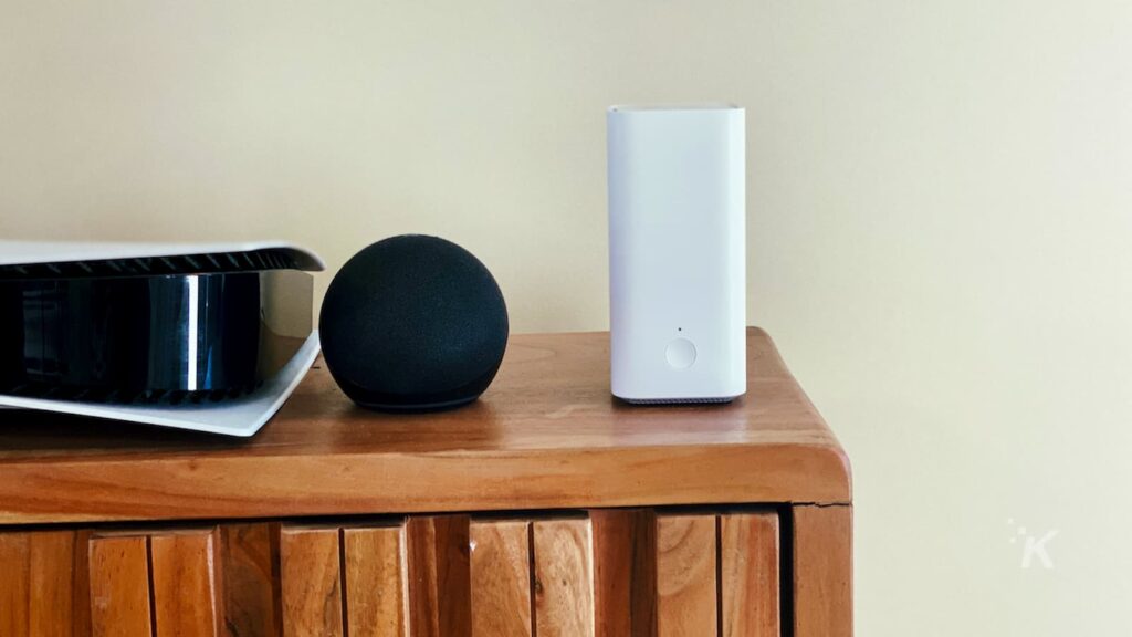 imagem do sistema vilo mesh wifi ao lado do echo dot e ps5