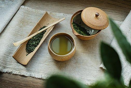 承認されたKratomの葉をミントティーと混ぜる