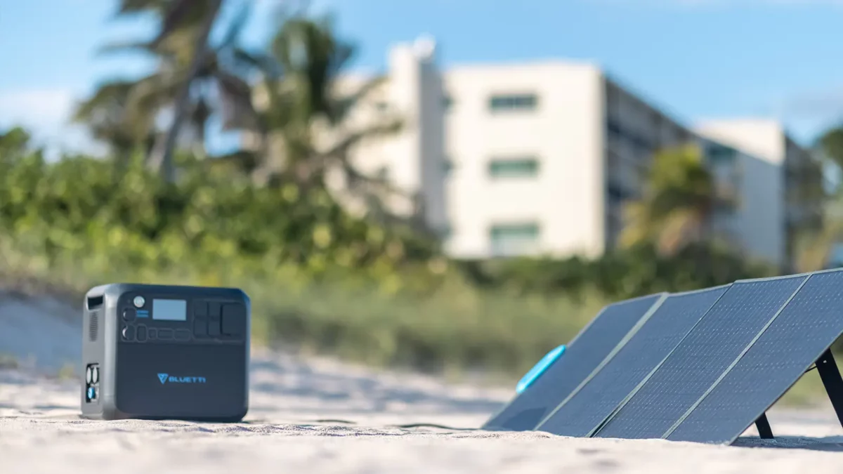 Pembangkit listrik BLUETTI di pantai