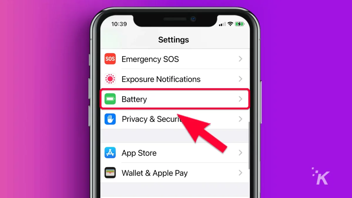 iPhone со стрелкой, указывающей на вкладку «Аккумулятор» в настройках