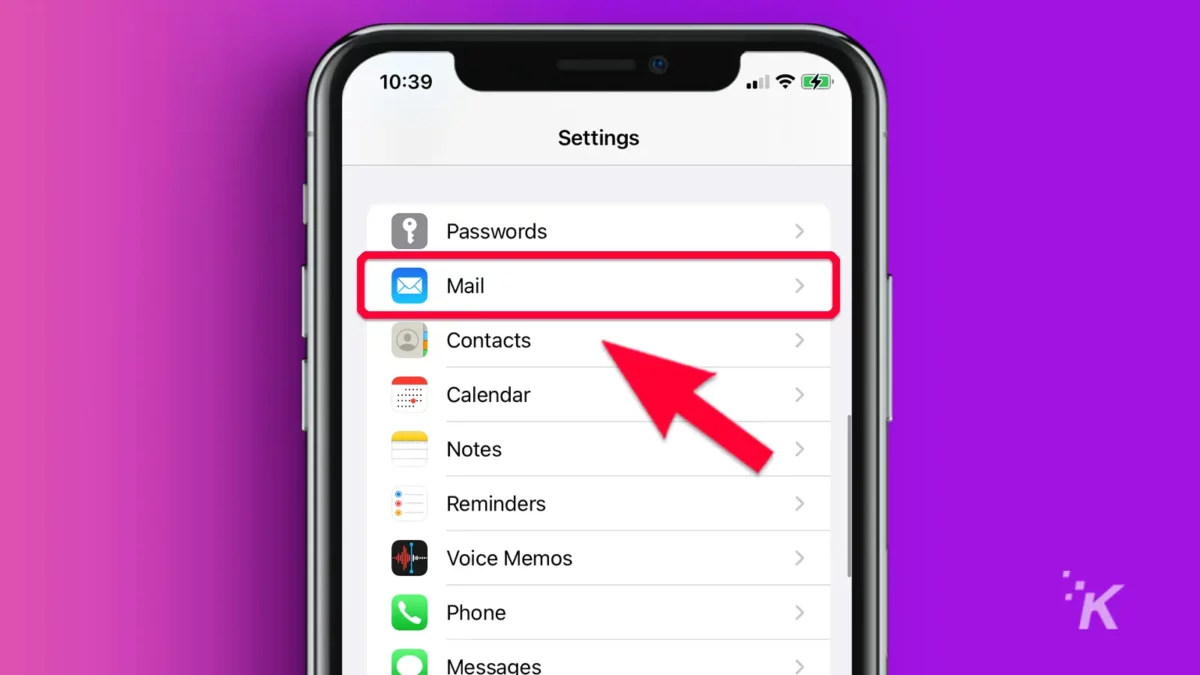 iPhone со стрелкой, указывающей на вкладку почты в настройках