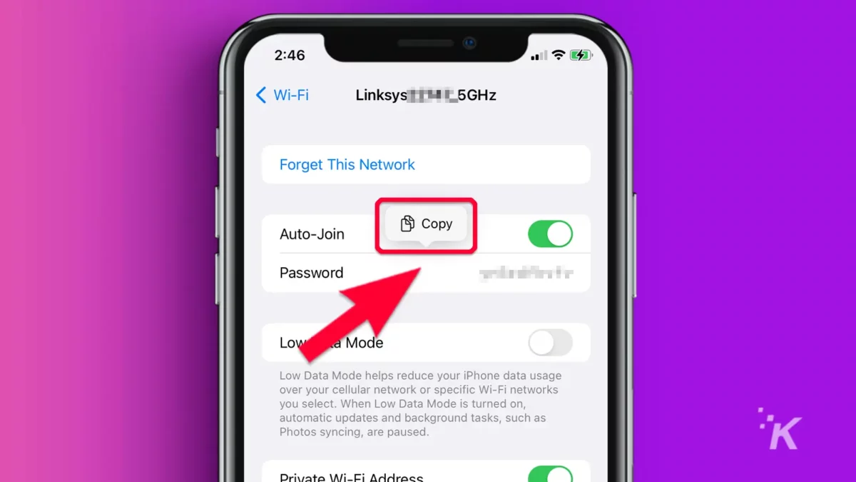iPhone со стрелкой, указывающей на вкладку копирования