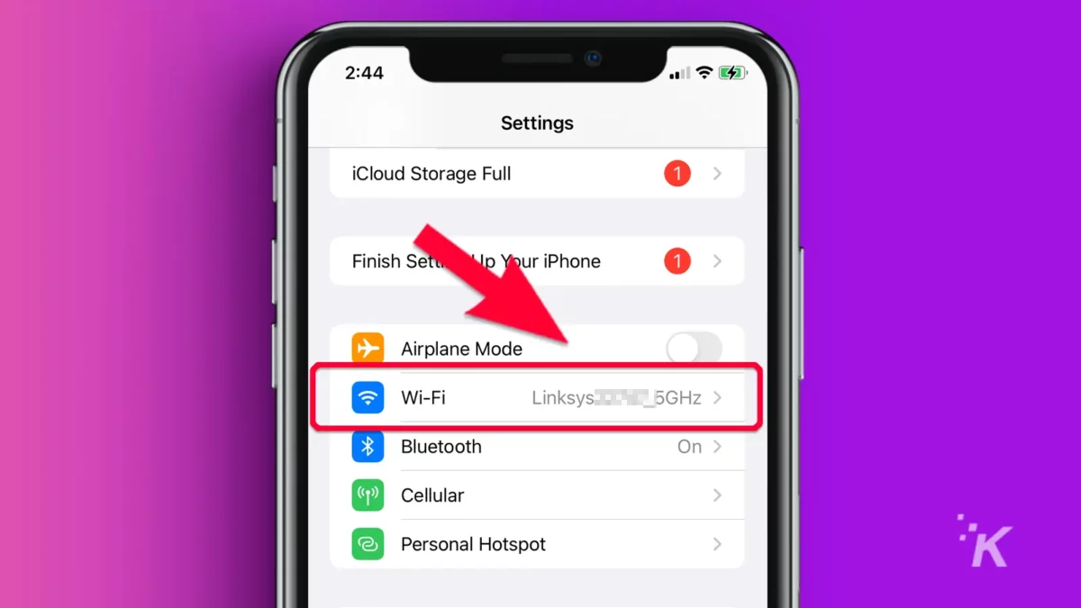 iPhone со стрелкой, указывающей на вкладку WiFi