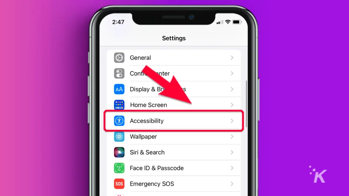 iPhone со стрелкой, указывающей на вкладку «Специальные возможности»
