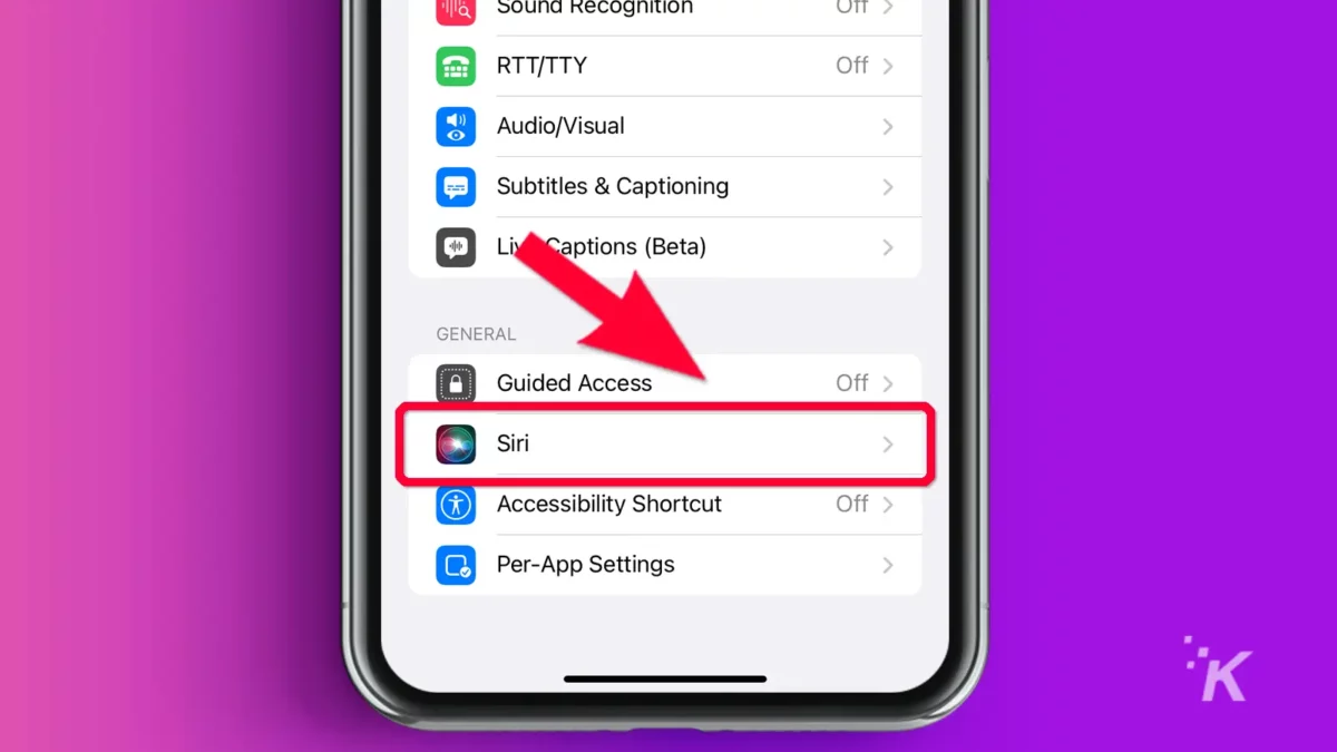 iPhone со стрелкой, указывающей на вкладку Siri