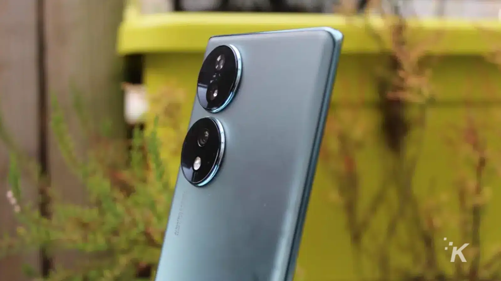 โทรศัพท์ HONOR 70 ด้านหลังแสดงกล้อง