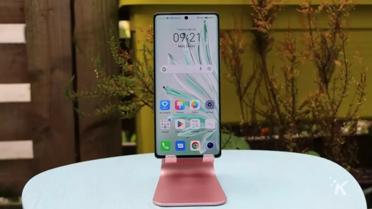 โทรศัพท์ HONOR 70 บนแท่นวาง
