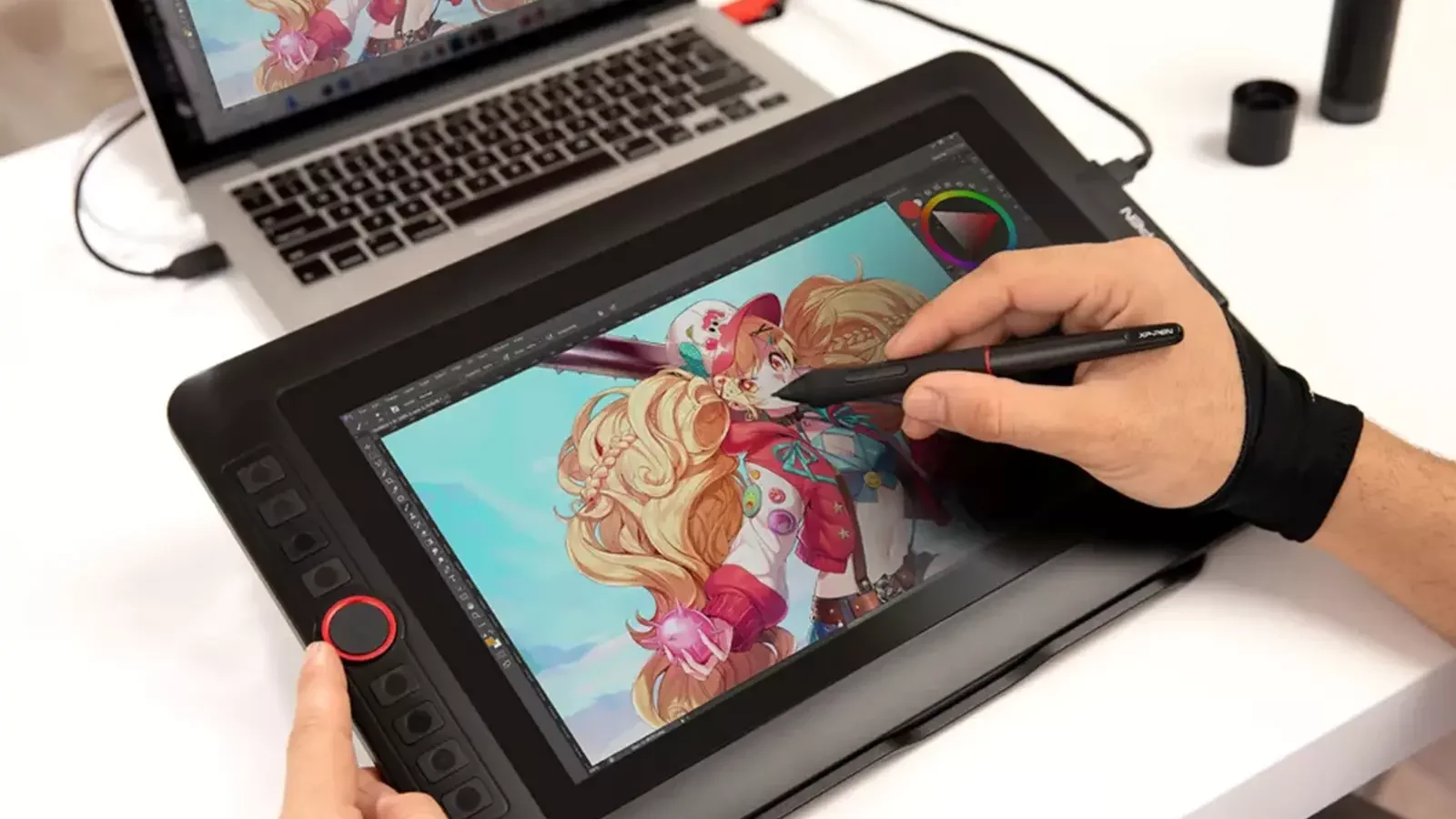 Person, die auf dem Tablet zeichnet