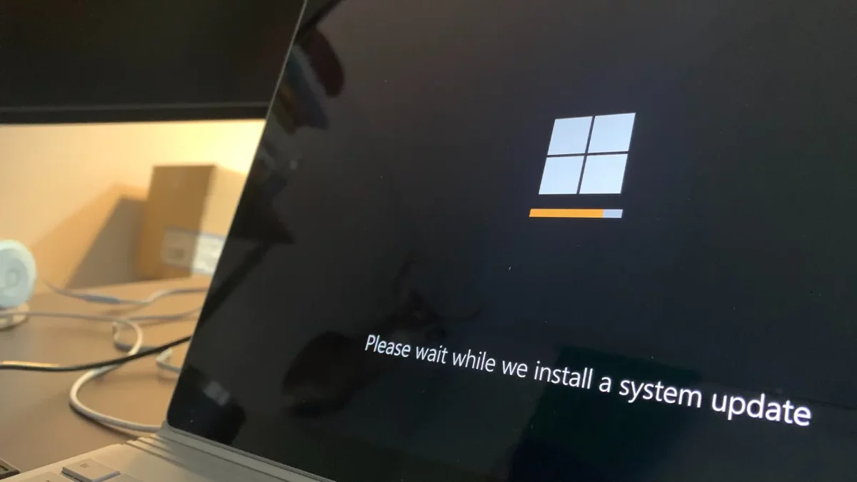Mise à jour de Windows 10 sur un écran d'ordinateur avec logo