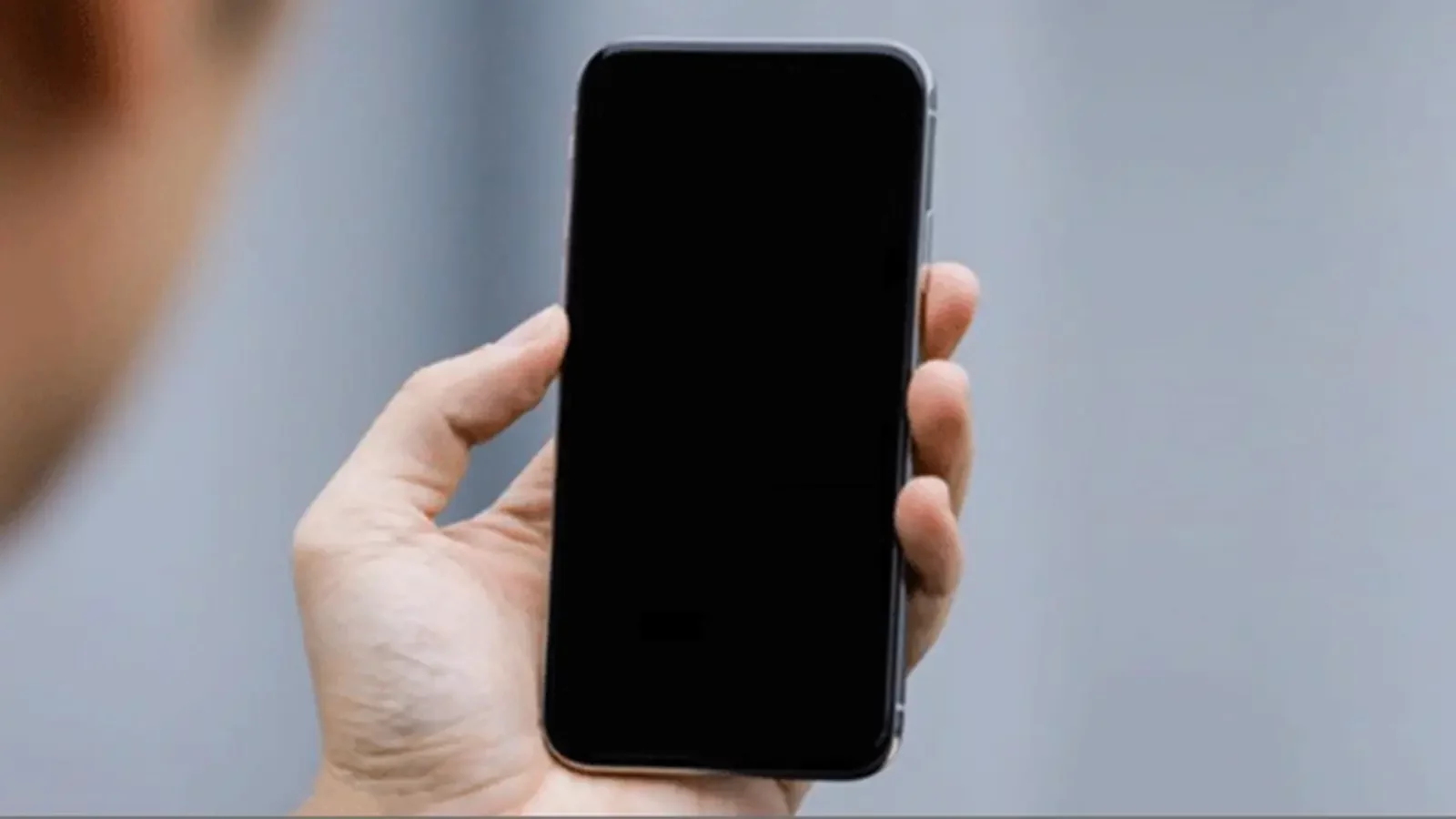 人手中的 iPhone