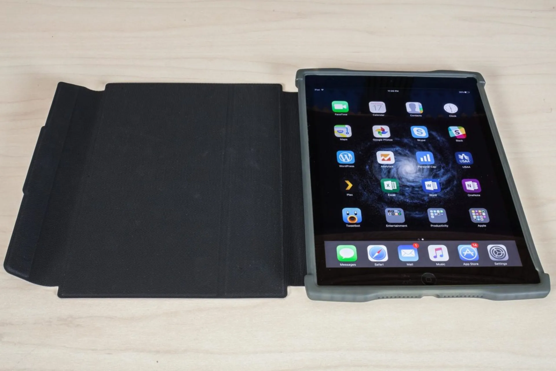 husă uzbl robustă pentru iPad deschisă