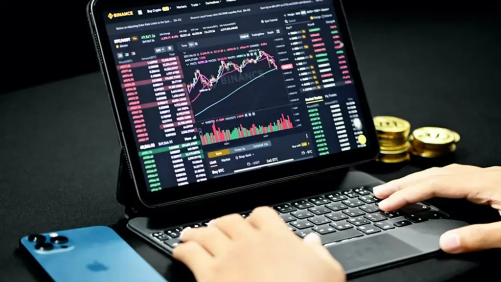 computer con grafici di investimento in criptovaluta