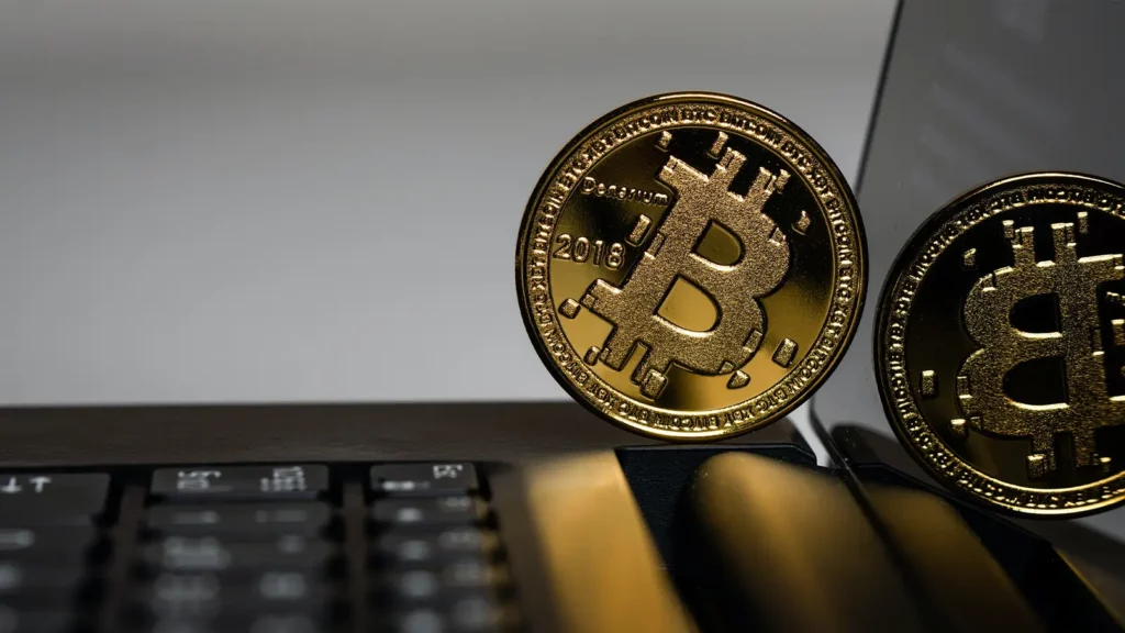 Un Bitcoin pe un laptop