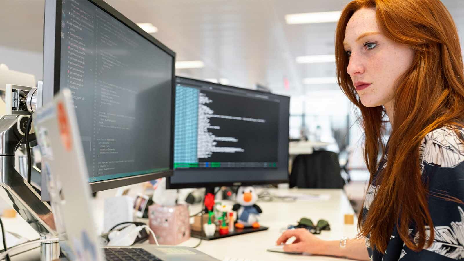 siber güvenlik ile bilgisayar ekranlarına bakan kadın