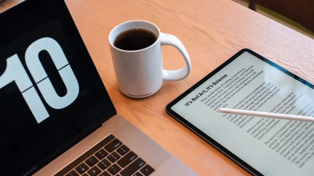 bilgisayar ve bir fincan kahve ile pdf okuyucu