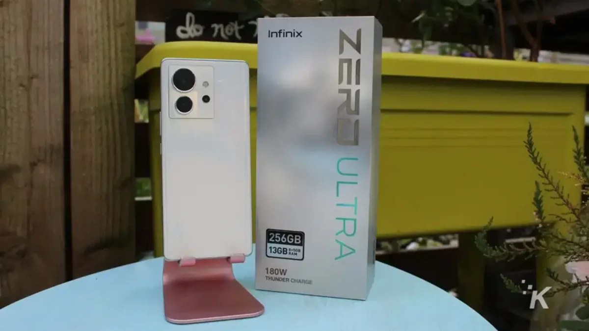 Telefono posteriore Infinix Zerd Ultra su supporto
