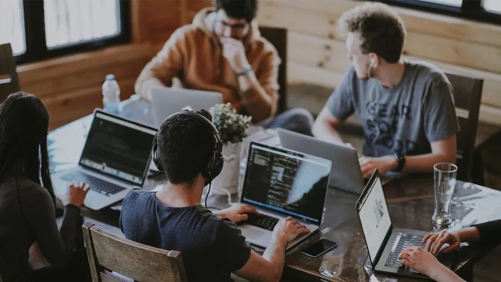 menschen vor computertraining