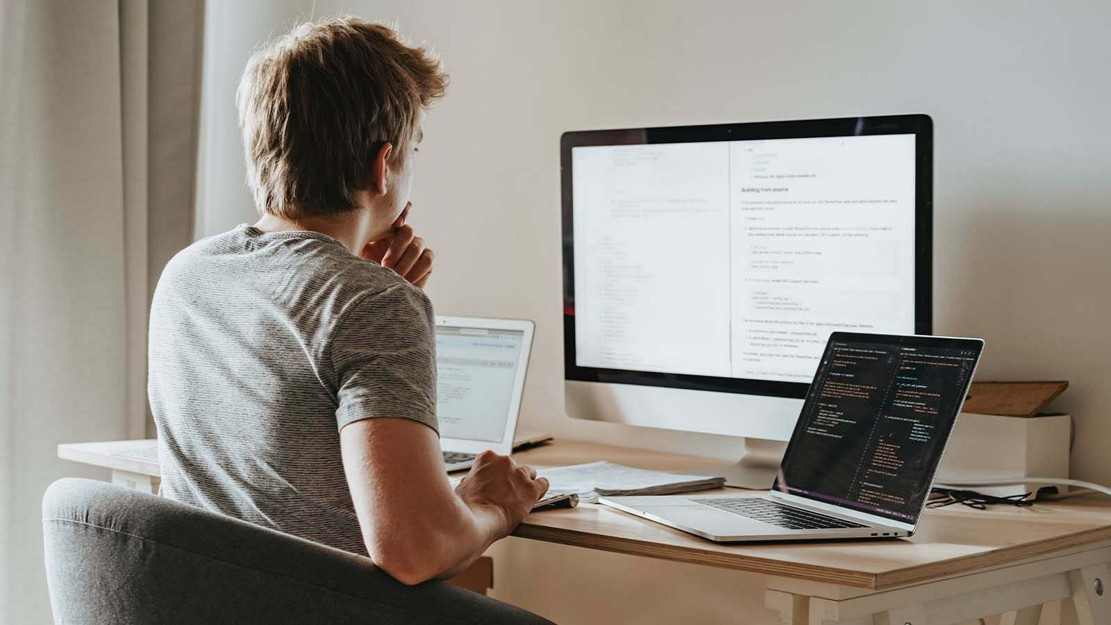 Laravel-Entwickler vor einem Computer