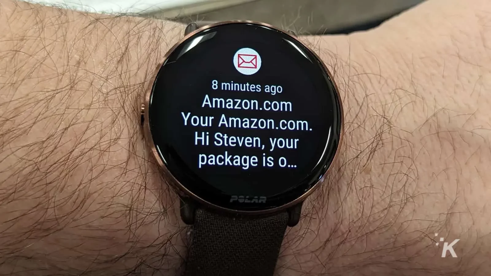Ceasul Polar Ignite 3 afișează o notificare de la Amazon la încheietura mâinii