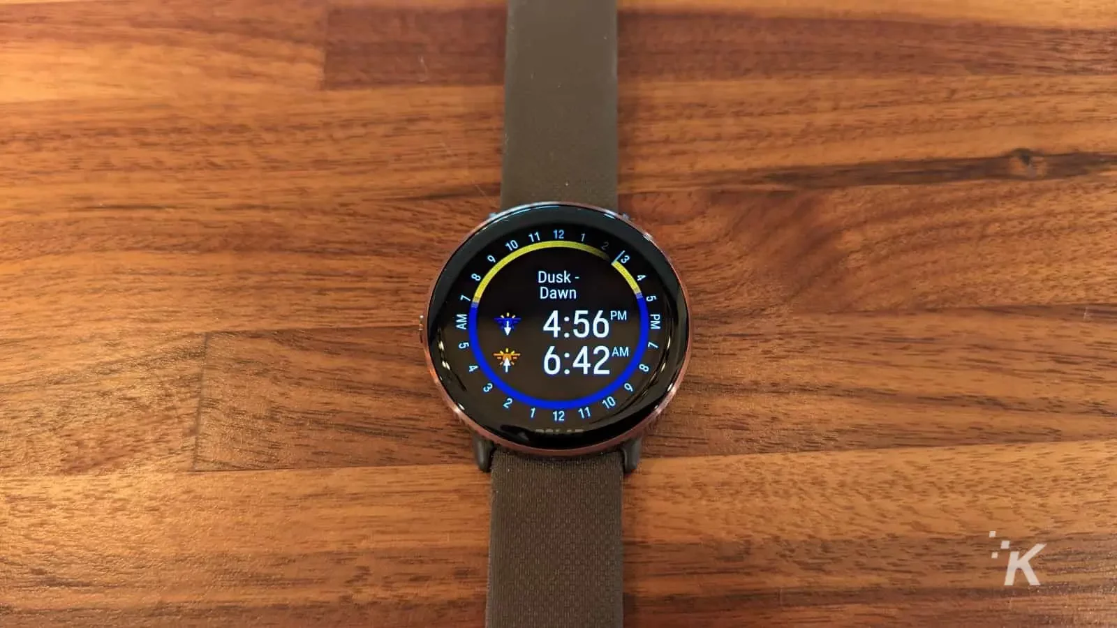 Polar Ignite 3 ceas Dusk - Dawn pe ecran pe o masă de lemn