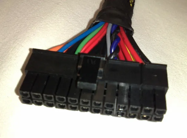 Conector de alimentação de 24 pinos