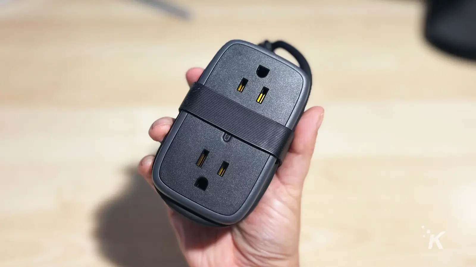 Ntonpower Pocket Power Strip în mână